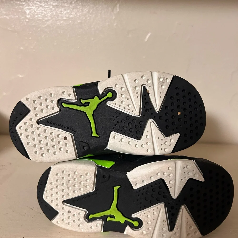 Jordan Retro 6 Kids Sneakers Black and Neon Green